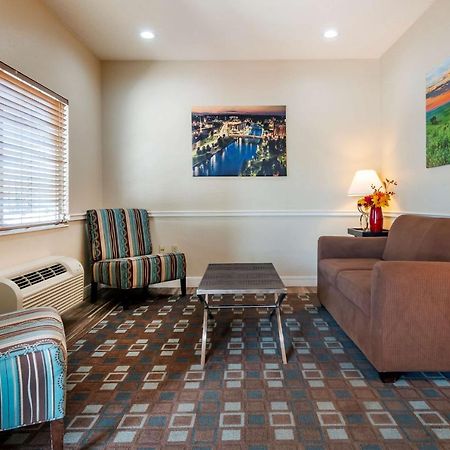 Best Western Governors Inn And Suites Wichita Buitenkant foto
