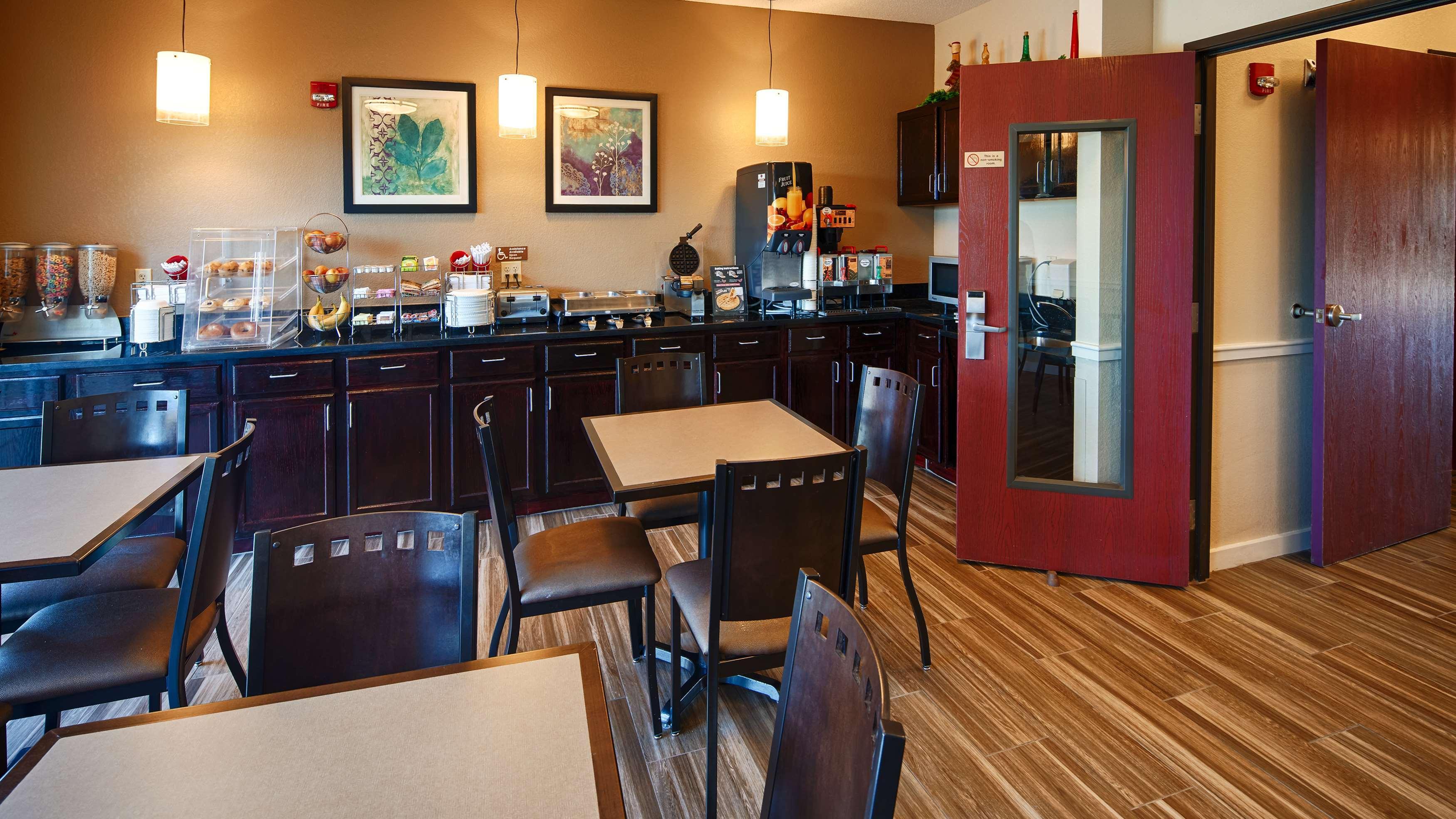Best Western Governors Inn And Suites Wichita Buitenkant foto