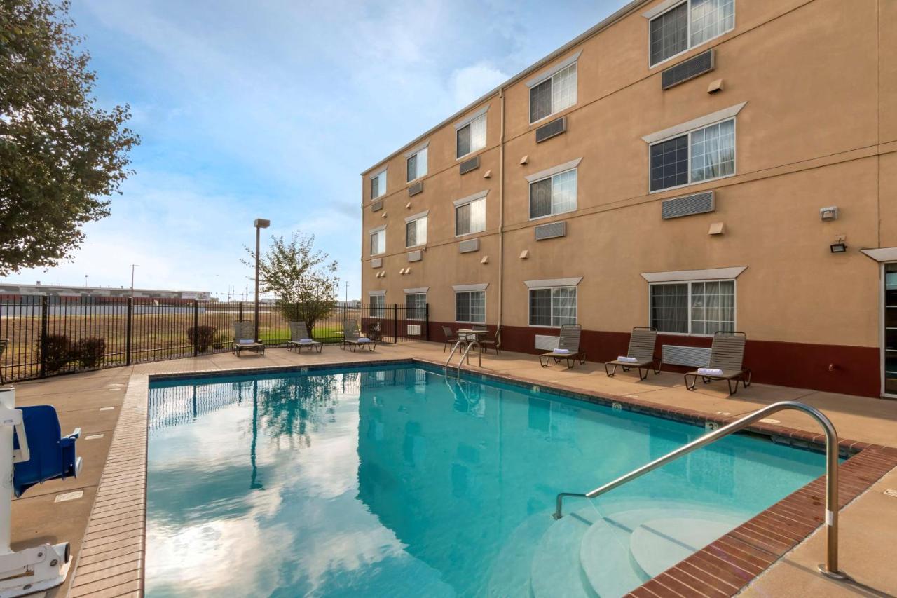Best Western Governors Inn And Suites Wichita Buitenkant foto